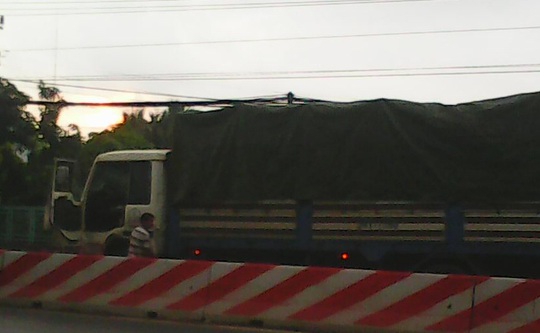 
Tài xế xe tải BKS 54T.1590 dừng lại km 1942+300m Quốc lộ 1 ngay ngã ba Cầu Voi (thuộc ấp 6, xã Nhị Thành, huyện Thủ Thừa) để tè bậy bị dư luận phản ứng
