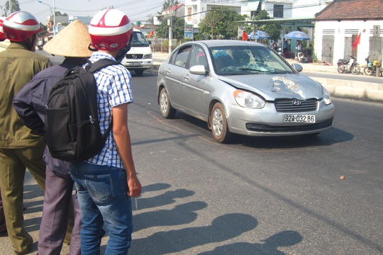 
Chiếc ô tô gây tai nạn tại hiện trường.
