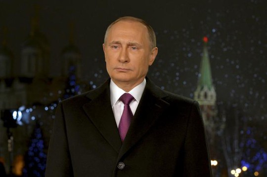 
Tổng thống Nga Vladimir Putin thông qua văn kiện đêm giao thừa. Ảnh: Reuters
