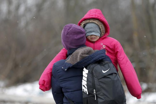 Nhiều trẻ em có nguy cơ chết cóng khi cùng gia đình đi tị nạn. Ảnh: Reuters