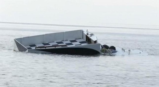 Tàu chìm khiến ít nhất 40 người chết đuối. Ảnh: Reuters