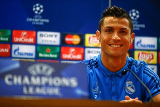 
Ronaldo tươi cuời trước khi phóng viên nhắc đến bộ ba MSN...
