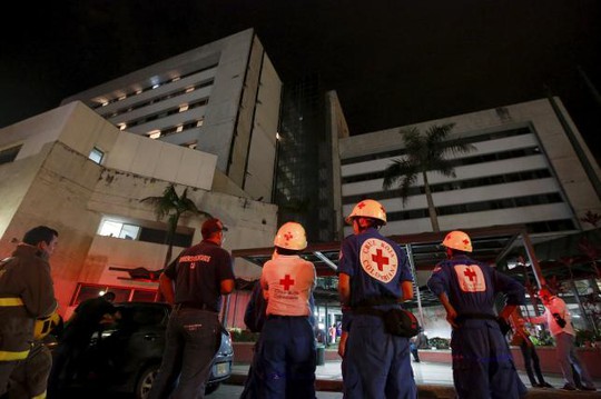 
Nhóm cứu hộ bên ngoài một bệnh viện được sơ tán ở TP Cali - Colombia sau trận động đất ở Ecuador. Ảnh: Reuters.
