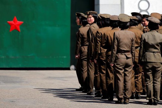 
Nữ quân nhân xếp hàng trước cổng tại Bình Nhưỡng. Ảnh: Reuters
