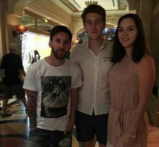 
Người hâm mộ vẫn theo sát Messi dù anh có đi đến đâu
