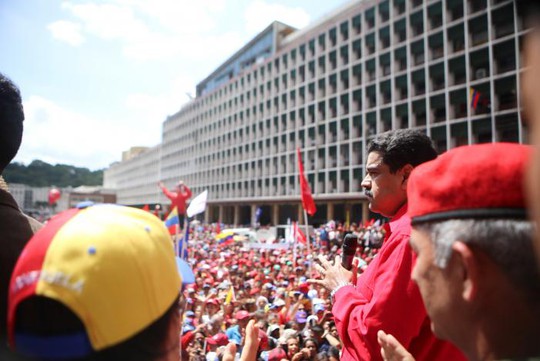 
Tổng thống Nicolas Maduro (thứ 2 từ phải qua) gặp những người ủng hộ chính phủ hôm 30-8. Ảnh: Reuters
