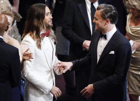 Leonardo vui mừng chào Jared Leto tại Oscar 2014