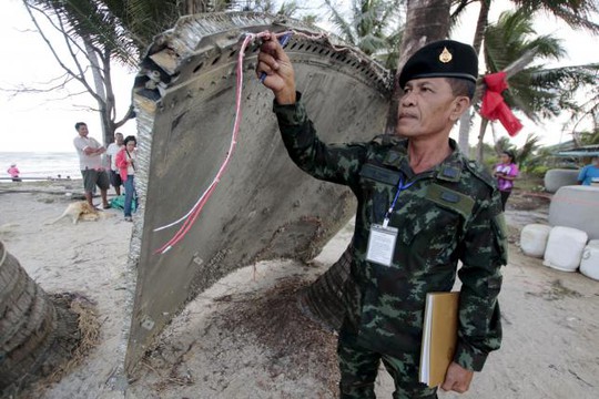 Mảnh vỡ được cho là không trùng khớp với chiếc máy bay mất tích. Ảnh: Reuters