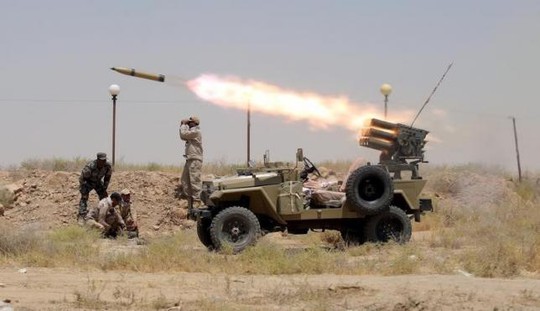 Lực lượng người Shiite bắn rốc két nhằm vào IS bên ngoài TP Falluja. Ảnh: Reuters