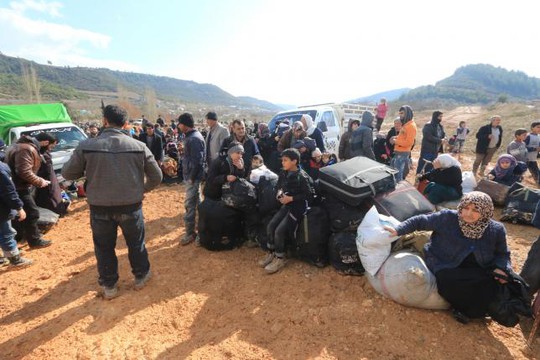 Hàng chục ngàn người Syria chạy đến biên giới Thổ Nhĩ Kỳ. Ảnh: Reuters