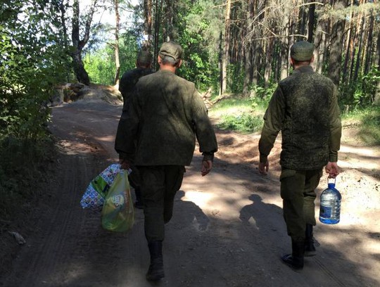 
Các binh sĩ Nga đi vào khu vực quân sự ở thị trấn Klintsy. Ảnh: Reuters
