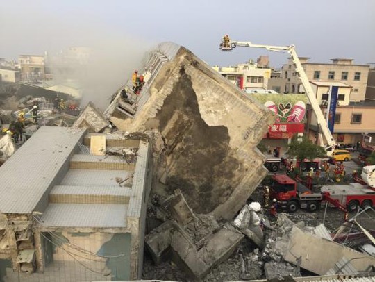 Tòa chung cư 17 tầng đổ sập. Ảnh: Reuters