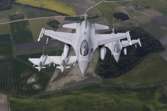 
Máy bay chiến đấu F16 (phải) và Eurofighter Typhoon. Ảnh: Reuters
