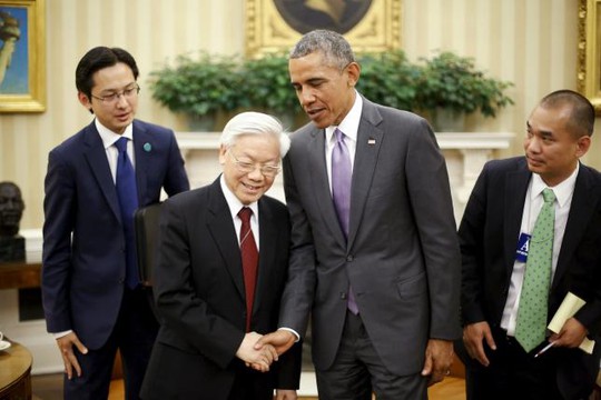 
Tổng thống Mỹ Barack Obama (thứ 2 từ phải qua) bắt tay với Tổng Bí thư Nguyễn Phú Trọng vào tháng 7-2015. Ảnh: Reuters
