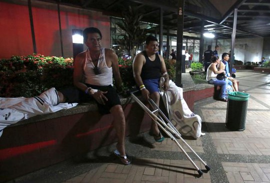 
Bệnh nhân được sơ tán khỏi một bệnh viện ở TP Cali - Colombia sau trận động đất ở Colombia. Ảnh: Reuters

 
