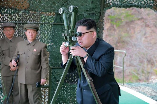 
Lãnh đạo Kim Jong-un giám sát một vụ phóng thử tên lửa. Ảnh: Reuters
