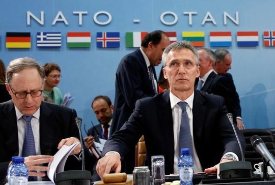 
Tổng thư ký NATO Jens Stoltenberg (phải). Ảnh: Reuters
