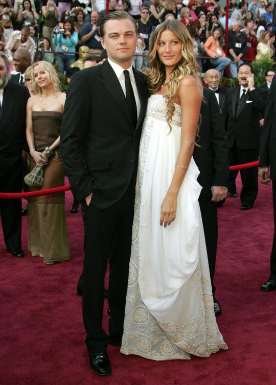 Leonardo và bạn gái Gisele Bundchen trên thảm đỏ Lễ trao Giải Oscar năm 2005. May mắn không mỉm cười cùng Leonardo, anh trượt!