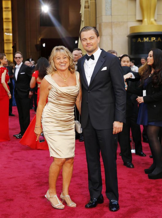 Leonardo DiCaprio và mẹ trên thảm đỏ Oscar năm 2014. Năm này, anh được đề cử hạng mục Nam diễn viên chính xuất sắc nhất với vai diễn trong phim The Wolf of Wall Street