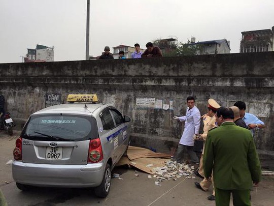 
Hiện trường vụ tai nạn chiếc taxi tông 2 bà cháu trên vỉa hè đường Hồng Hà - Ảnh: Otofun
