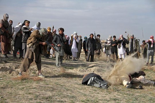 
Nhóm Taliban hành quyết 3 người đàn ông ở tỉnh Ghazni hồi năm 2015. Ảnh: REUTERS
