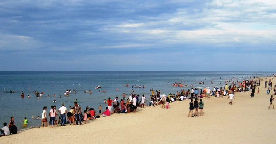 Hàng ngàn du khách về tắm biển Thuận An