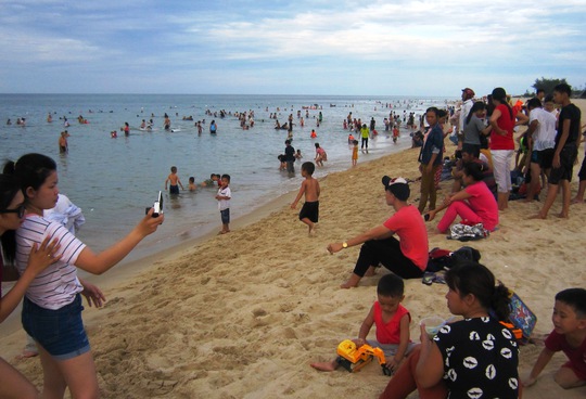 Bãi biển Thuận An đông khách trở lại