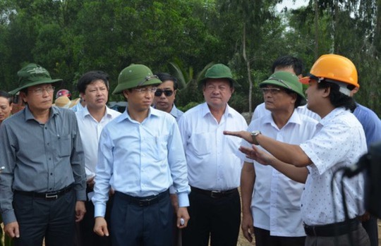 
Bí thư Nguyễn Xuân Anh (hàng đầu, thứ hai từ trái qua) đến bãi rác Khánh Sơn để tìm hiểu, chỉ đạo xử lý về ô nhiễm môi trường
