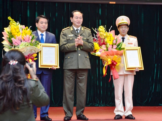 Bộ trưởng Trần Đại Quang trao quyết định cho tân Giám đốc Công an TP Hà Nội, Thiếu tướng Đoàn Duy Khương (phải) và Chủ tịch UBND TP Hà Nội Nguyễn Đức Chung (trái)