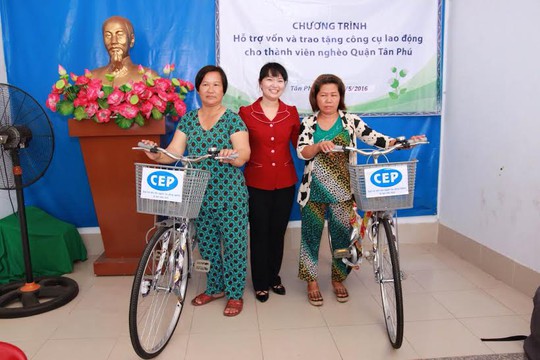 Bà Đinh Thị Thái Hiền, Trưởng Ban Tổ chức LĐLĐ TP HCM, tặng công cụ lao động cho thành viên nghèo quận Tân Phú
