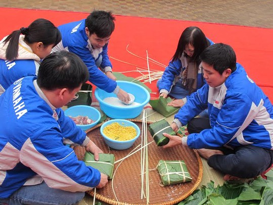 Công nhân thi gói bánh chưng trong chương trình Tết sum vầy