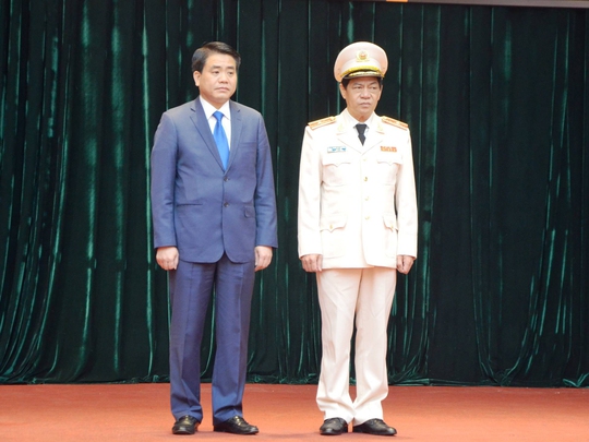Tân Giám đốc Công an TP Hà Nội, Thiếu tướng Đoàn Duy Khương (phải) và người tiền nhiệm, Chủ tịch UBND TP Hà Nội Nguyễn Đức Chung