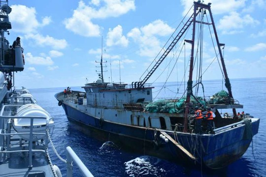 Tàu cá Trung Quốc vừa bị bắt ở vùng biển quanh quần đảo Natuna của Indonesia Ảnh: Straits Times