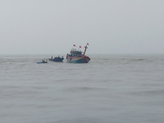 Chiếc tàu cá bị mắc cạn các bờ biển 200m