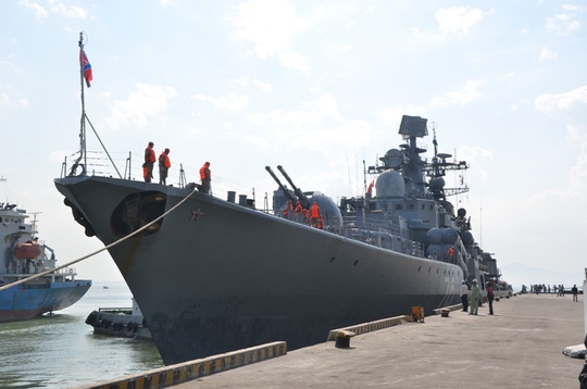 Đội tàu Hải quân Nga gồm tàu khu trục Bystry, tàu chở dầu cỡ lớn Boris Butoma và tàu kéo cứu hộ Altau vừa cập cảng Tiên Sa, Đà Nẵng