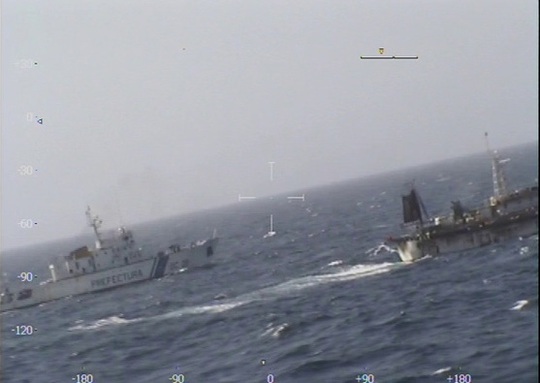 Tàu cá Trung Quốc bị tàu cảnh sát biển Argentina truy đuổi. Ảnh: china.org.cn