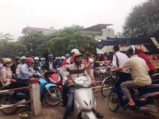 Đoàn tàu phải dừng khẩn cấp vì người đi xe máy không chịu nhường đường - Ảnh: Facebook