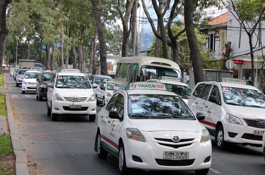 
Taxi hiện nay chủ yếu chạy bằng xăng
