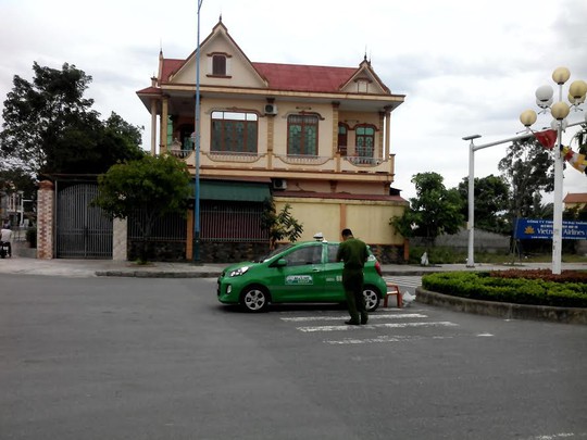 Chiếc xe taxi được phát hiện gần sân bay TP Đồng Hới