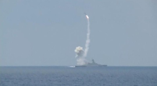 Hình ảnh cắt từ video do Bộ Quốc phòng Nga công bố cho thấy tên lửa Nga từ Địa Trung Hải nhằm vào mục tiêu của nhóm Jabhat Fateh al-Sham ở Syria. Ảnh: Reuters