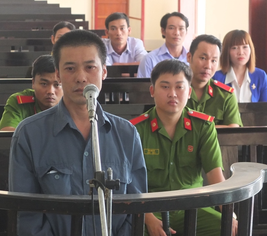 
Bị cáo Phan Văn Tèo đang trả lời thẩm vấn trước tòa
