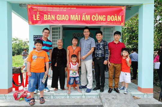 Nhiếp ảnh gia Nguyễn Thế Dương (thứ tư từ phải sang), tại lễ trao tặng Mai ấm Công đoàn cho chị Lê Thị Hiệp, công nhân Công ty Eland Việt Nam (huyện Củ Chi)