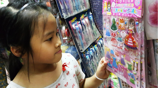 
Tại một siêu thị nhỏ chuyên bán đồ cho bé, xuất hiện đồ chơi Việt Nam, Thái Lan, Nhật Bản giá lại khá đắt.
