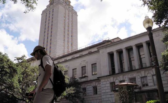 
Sinh viên Trường ĐH Texas được tự do mang súng vào lớp học. Ảnh: NDTV

