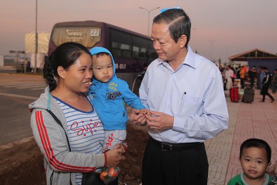 Ông Lê Văn Khoa, Phó Chủ tịch UBND TP HCM, thăm hỏi công nhân về quê ăn Tết trong chương trình Tấm vé nghĩa tình Ảnh: HOÀNG TRIỀU