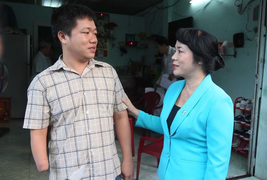 Bà Trần Kim Yến, Chủ tịch LĐLĐ TP HCM, thăm hỏi công nhân bị tai nạn lao động Ảnh: HOÀNG TRIỀU