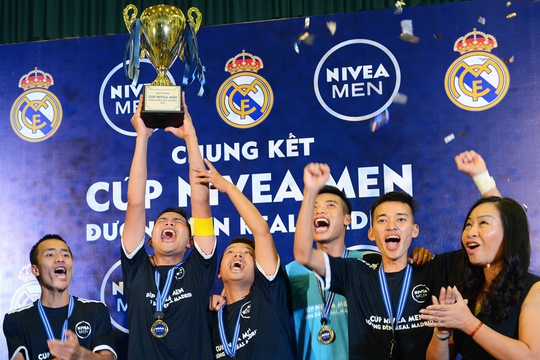 Thành Đồng FC trong lễ nhận cúp vô địchẢnh: Ngọc Minh