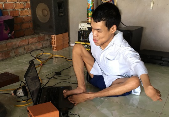 
Tùng viết thơ bằng chân trên chiếc laptop
