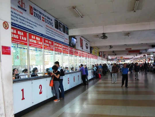 Nhiều hành khách tranh thủ mua vé xe Tết tại Bến xe Miền Đông