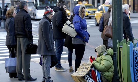 Một phụ nữ ăn xin ngoài đường phố tại khu Manhattan ở TP New York - MỹẢnh: AP